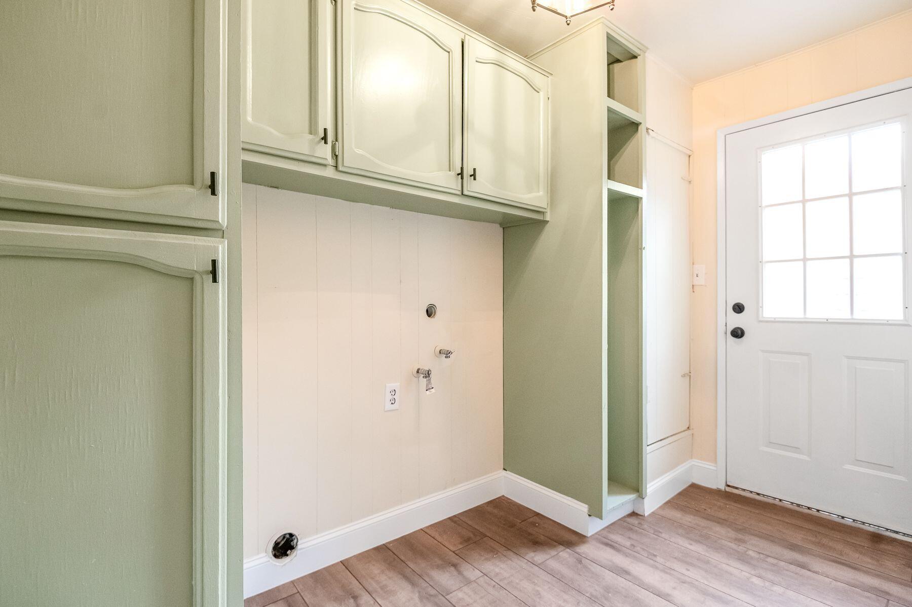 1085 E Academy Avenue