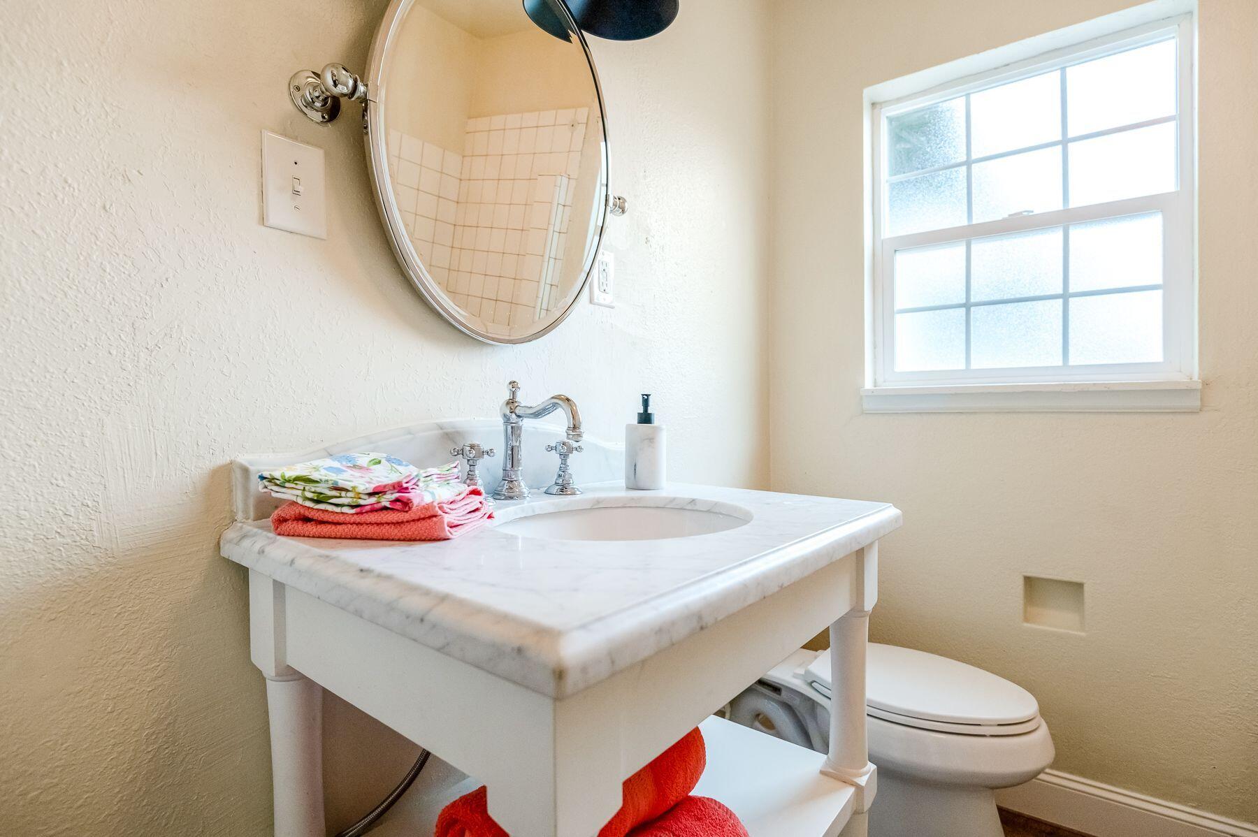 1085 E Academy Avenue