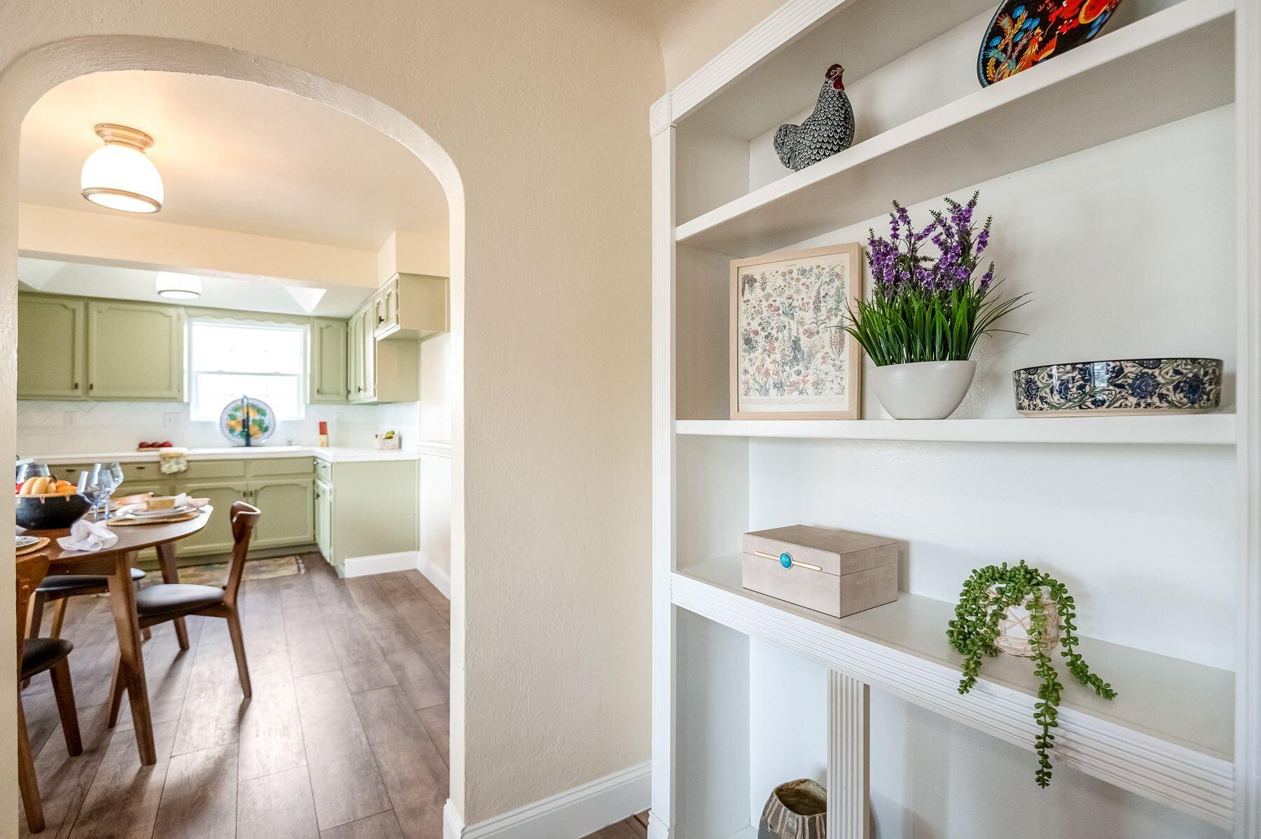 1085 E Academy Avenue