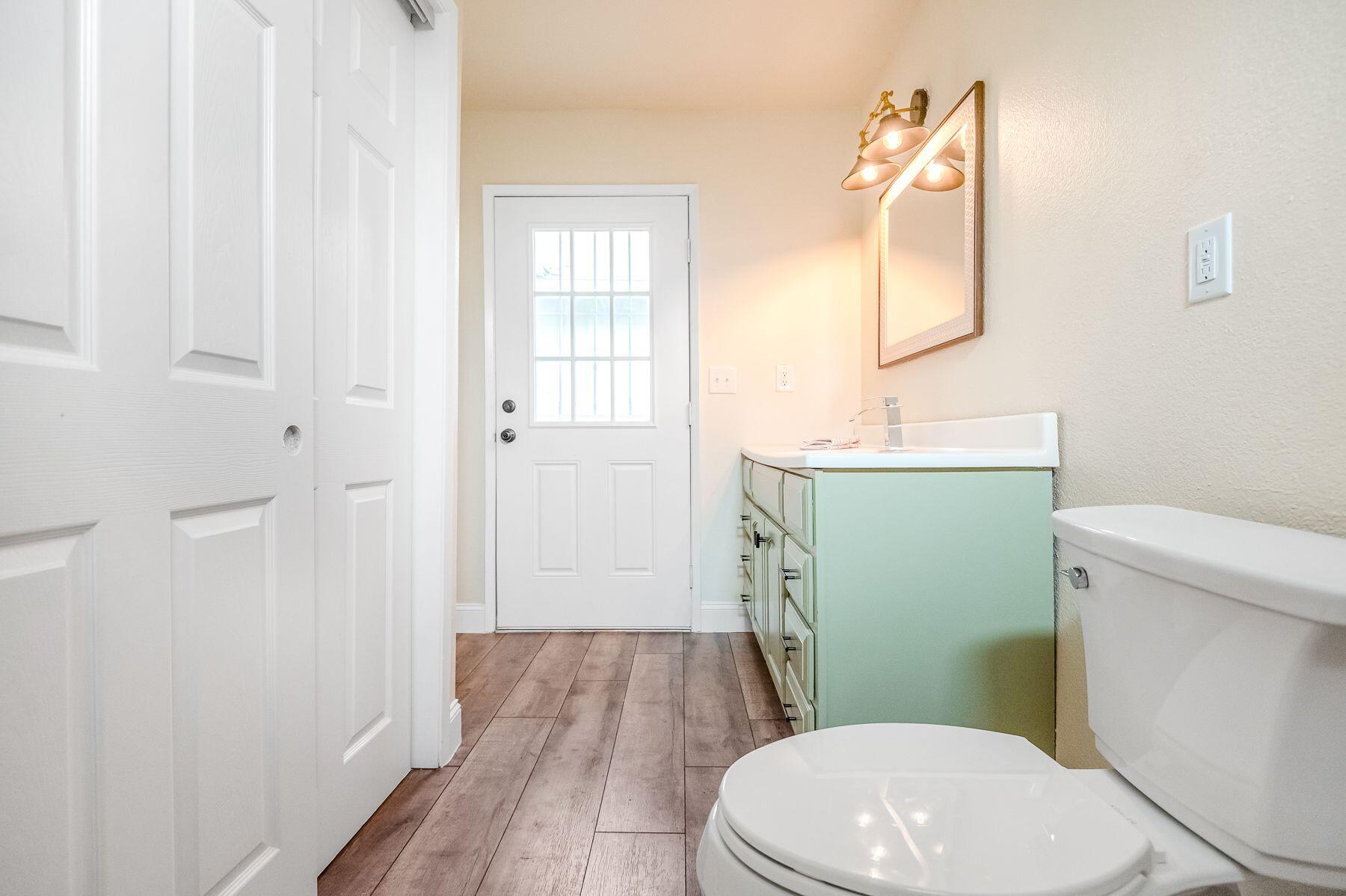 1085 E Academy Avenue