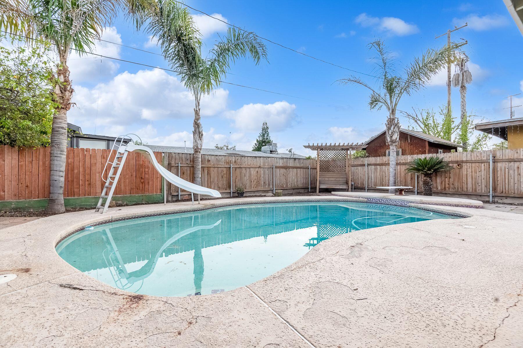 1085 E Academy Avenue