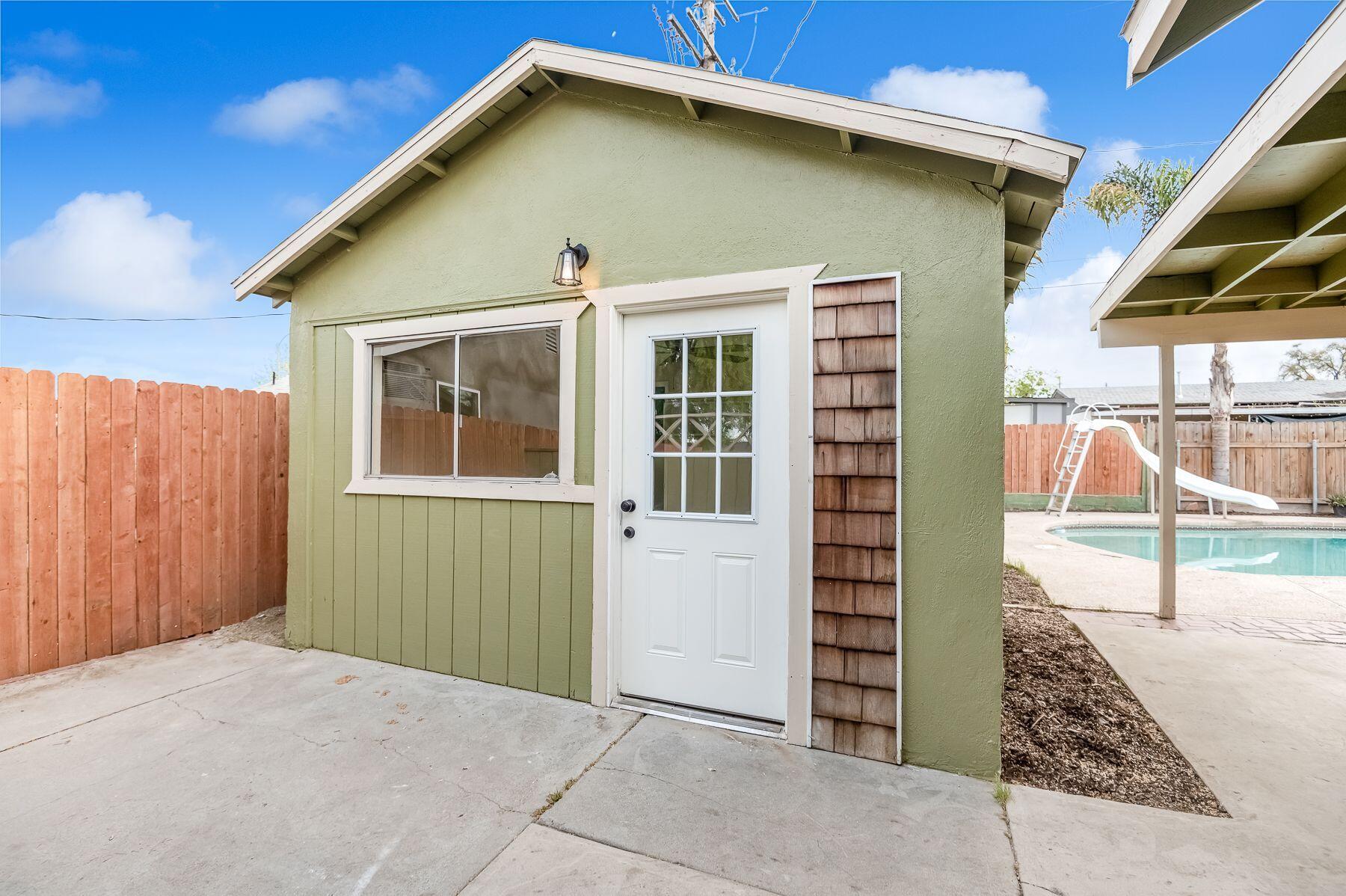 1085 E Academy Avenue