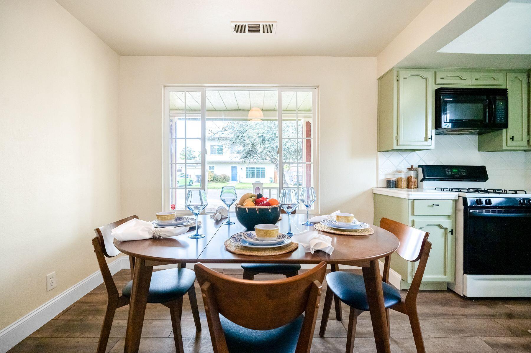 1085 E Academy Avenue