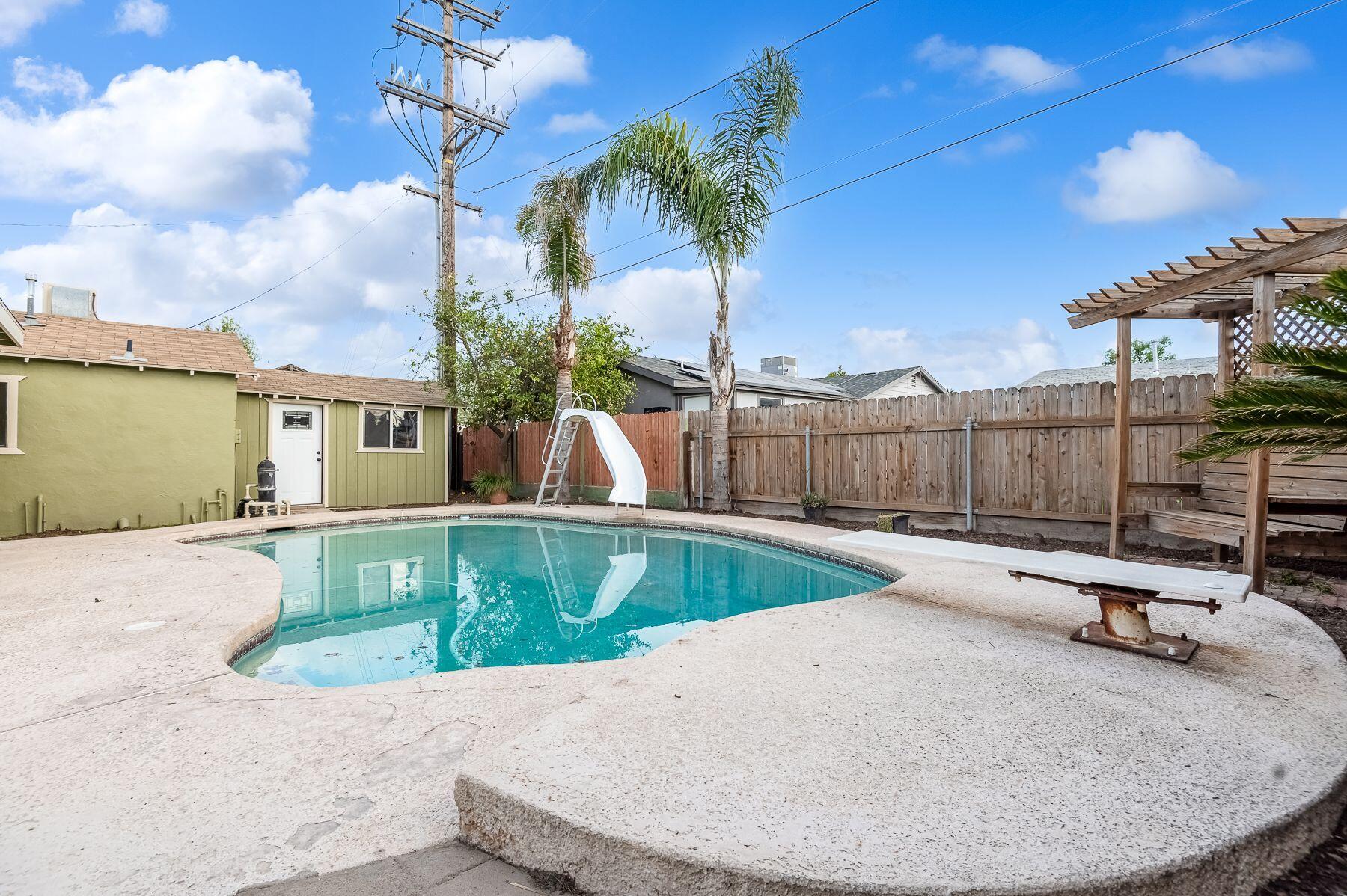 1085 E Academy Avenue