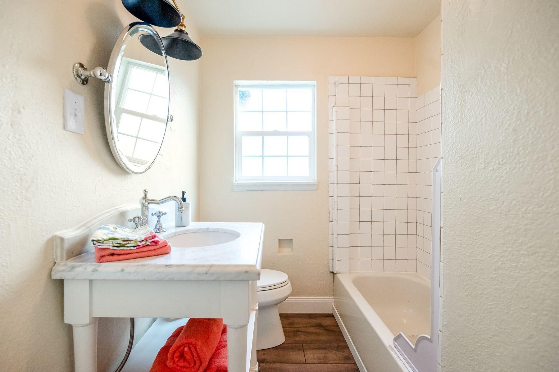 1085 E Academy Avenue