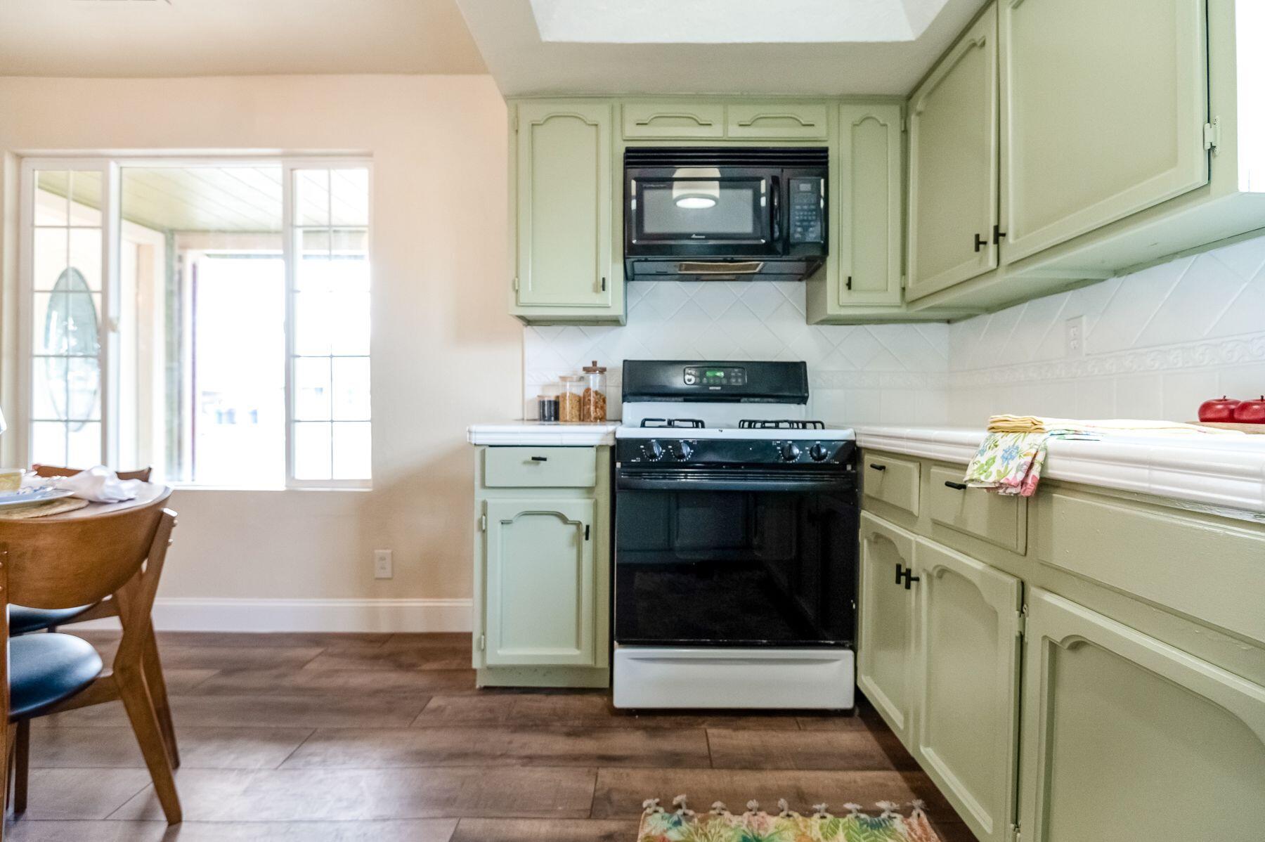 1085 E Academy Avenue