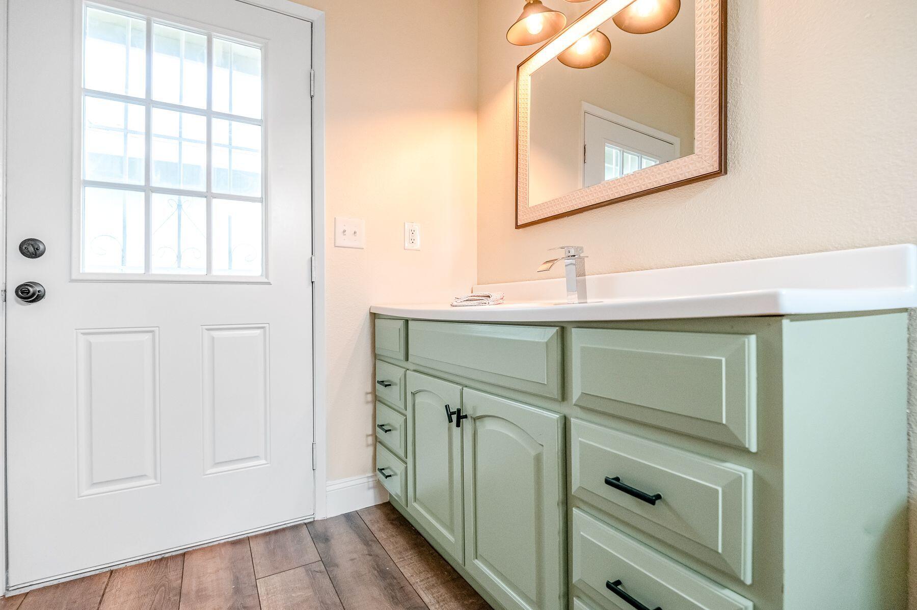 1085 E Academy Avenue