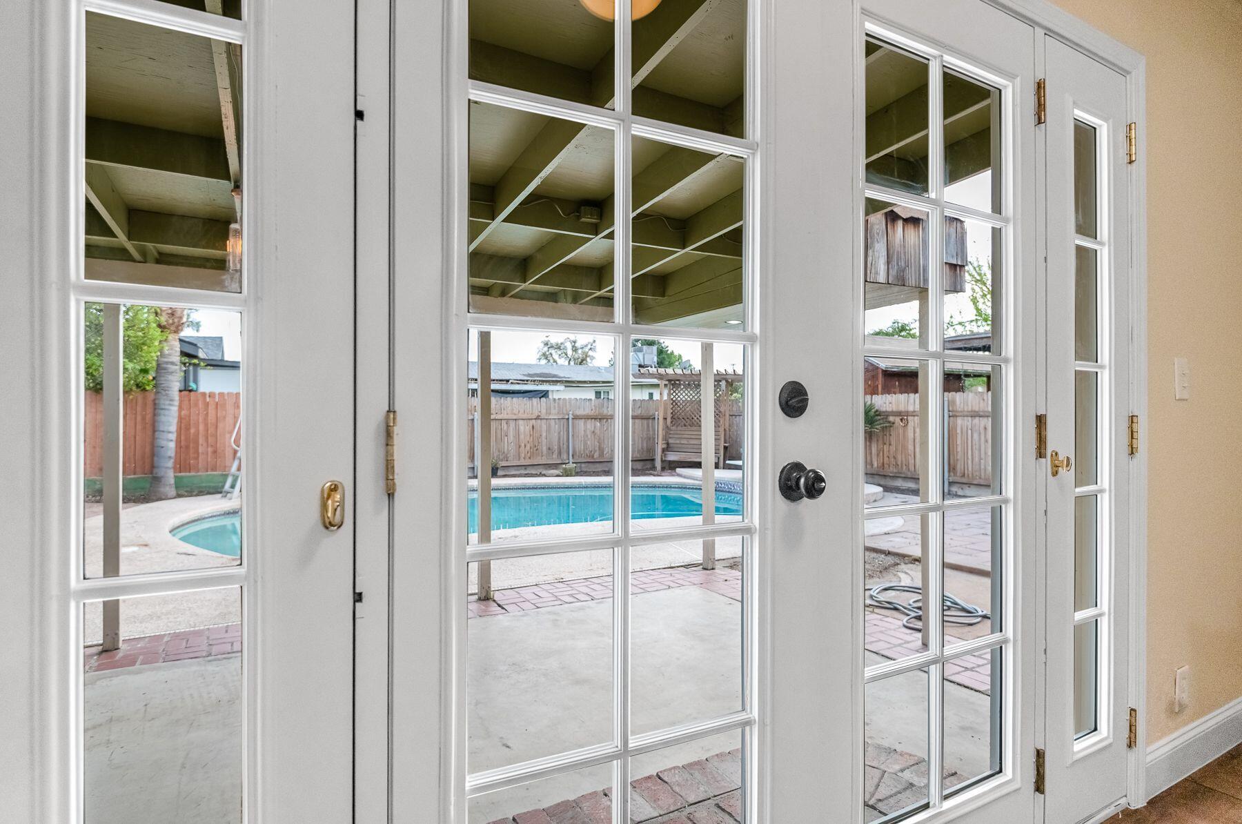 1085 E Academy Avenue