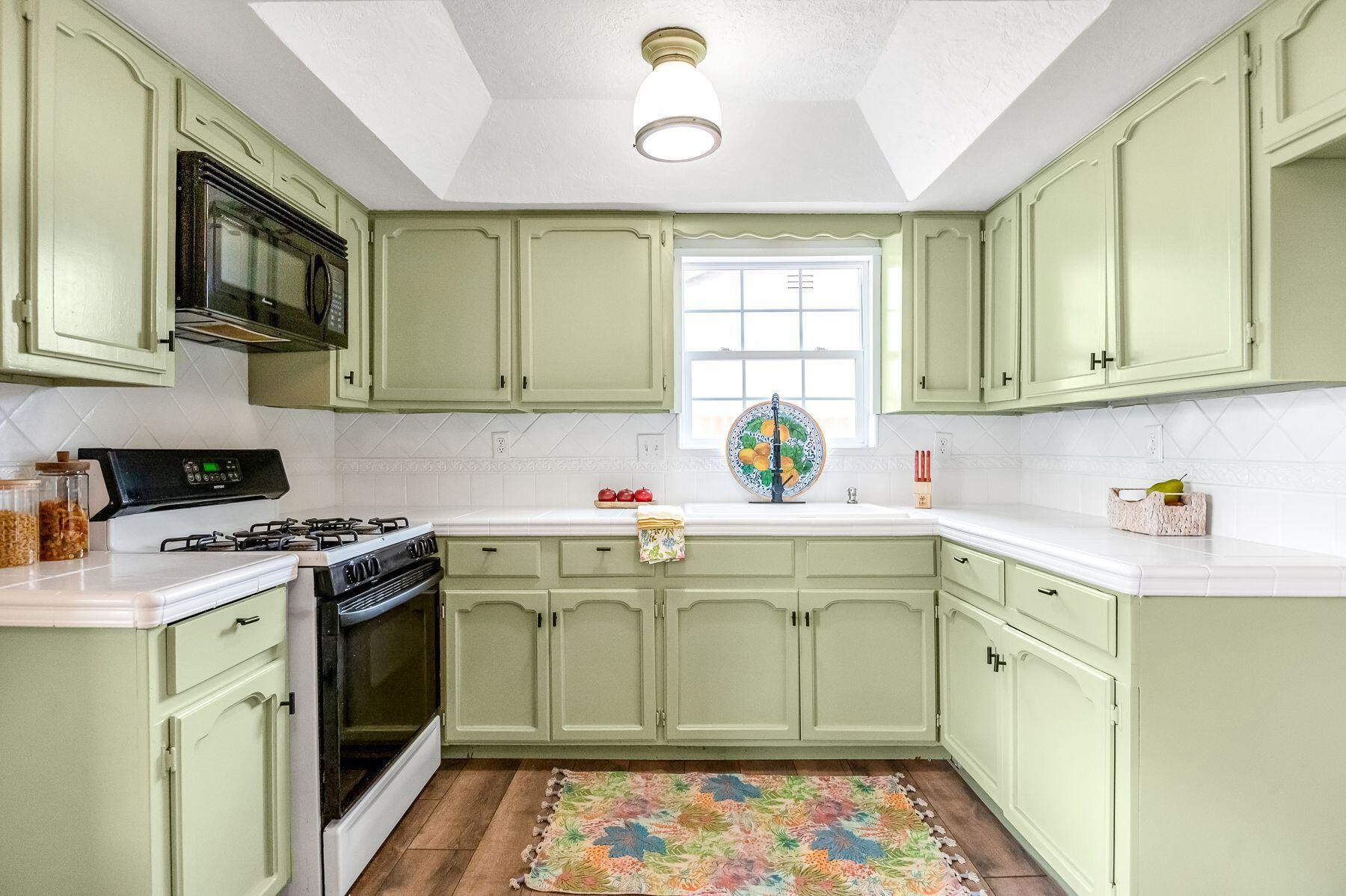 1085 E Academy Avenue