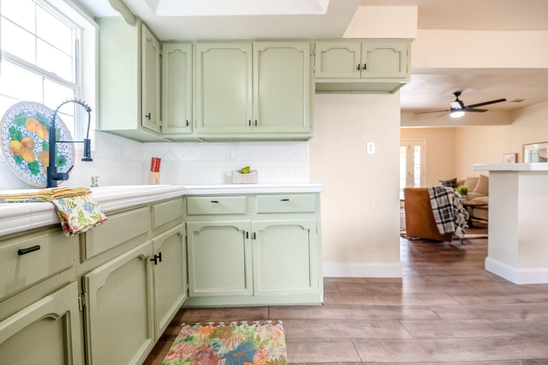 1085 E Academy Avenue