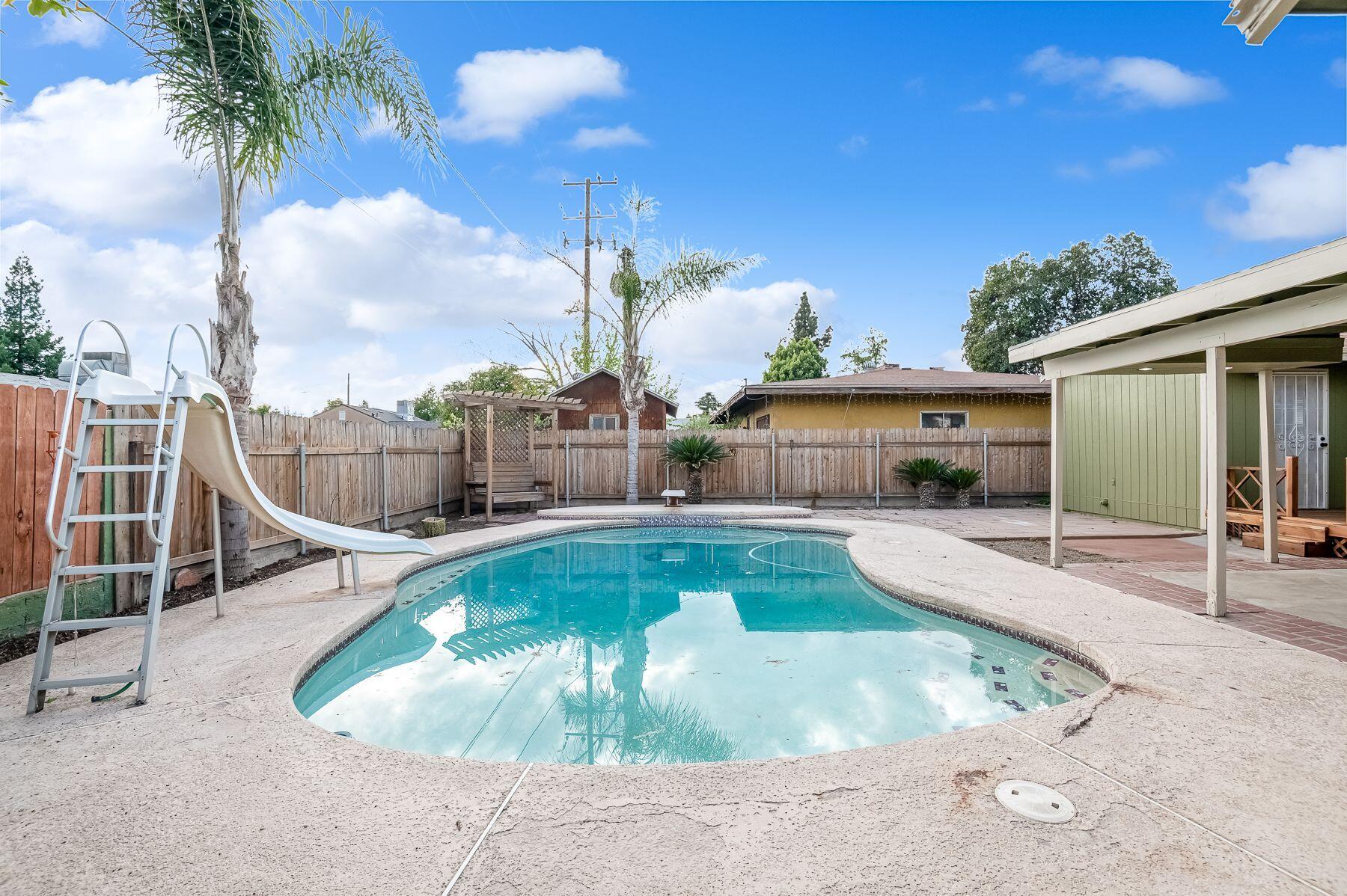 1085 E Academy Avenue