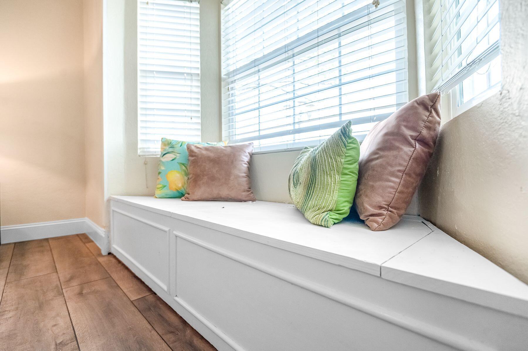 1085 E Academy Avenue