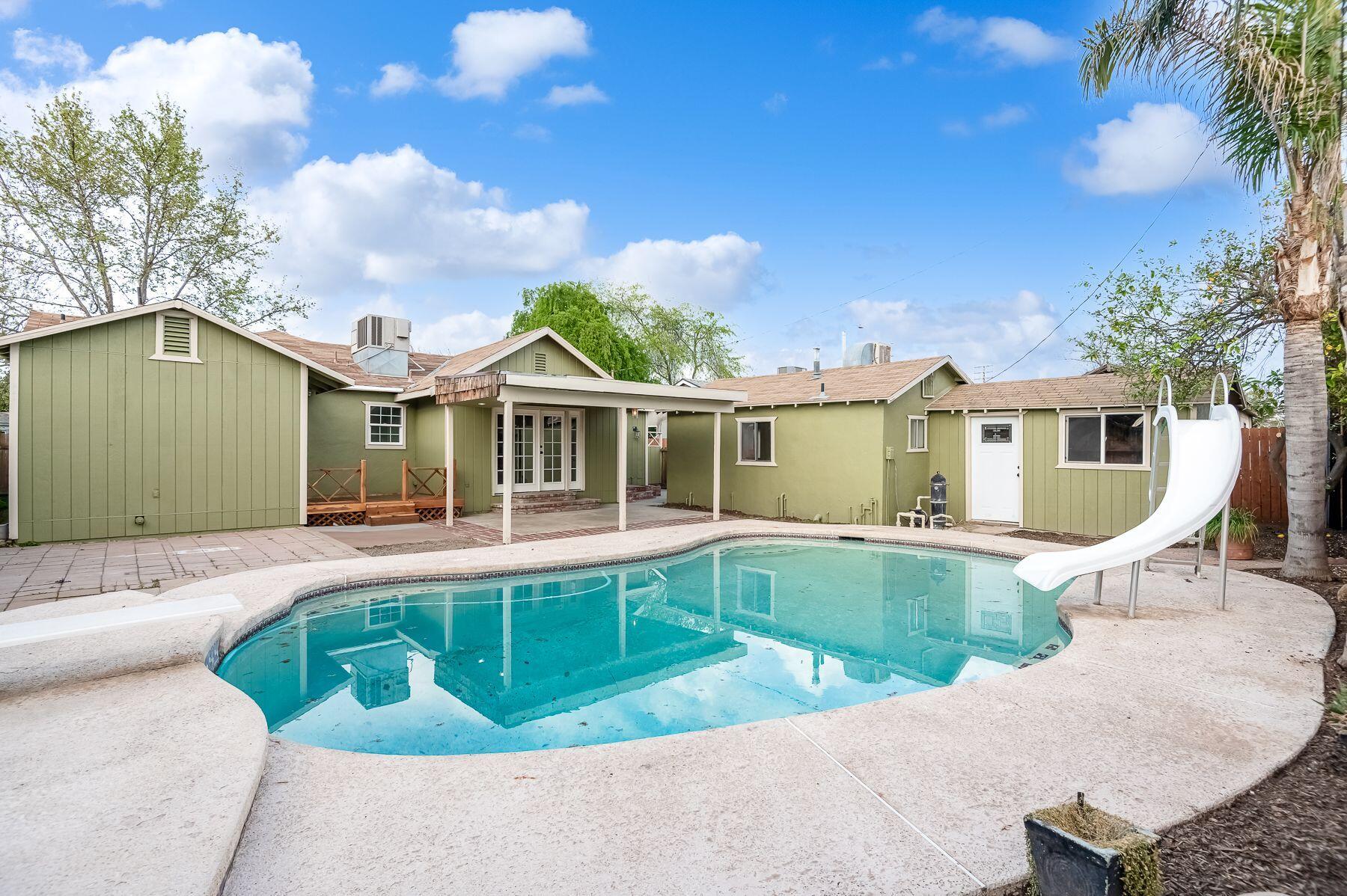 1085 E Academy Avenue