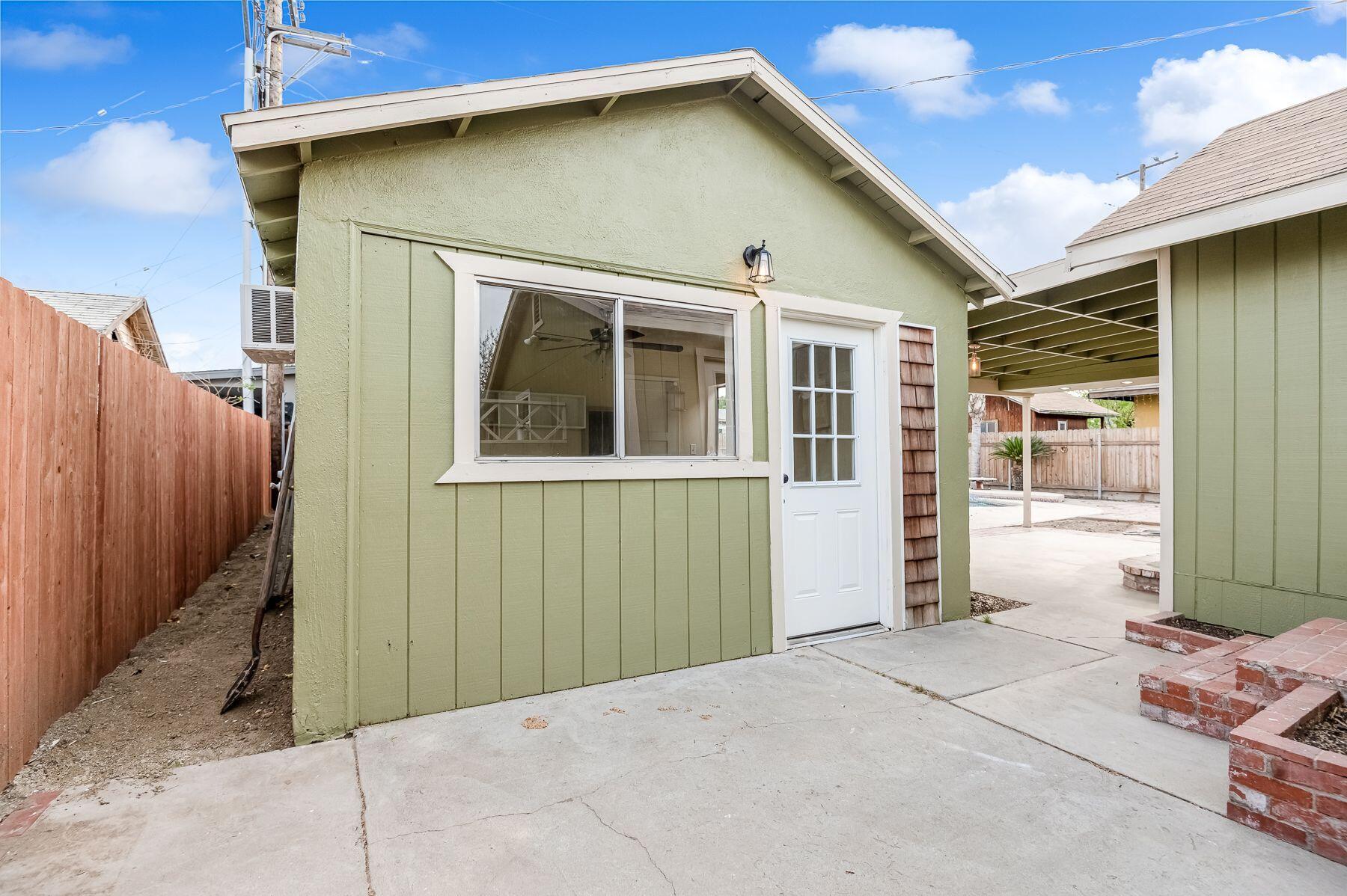 1085 E Academy Avenue