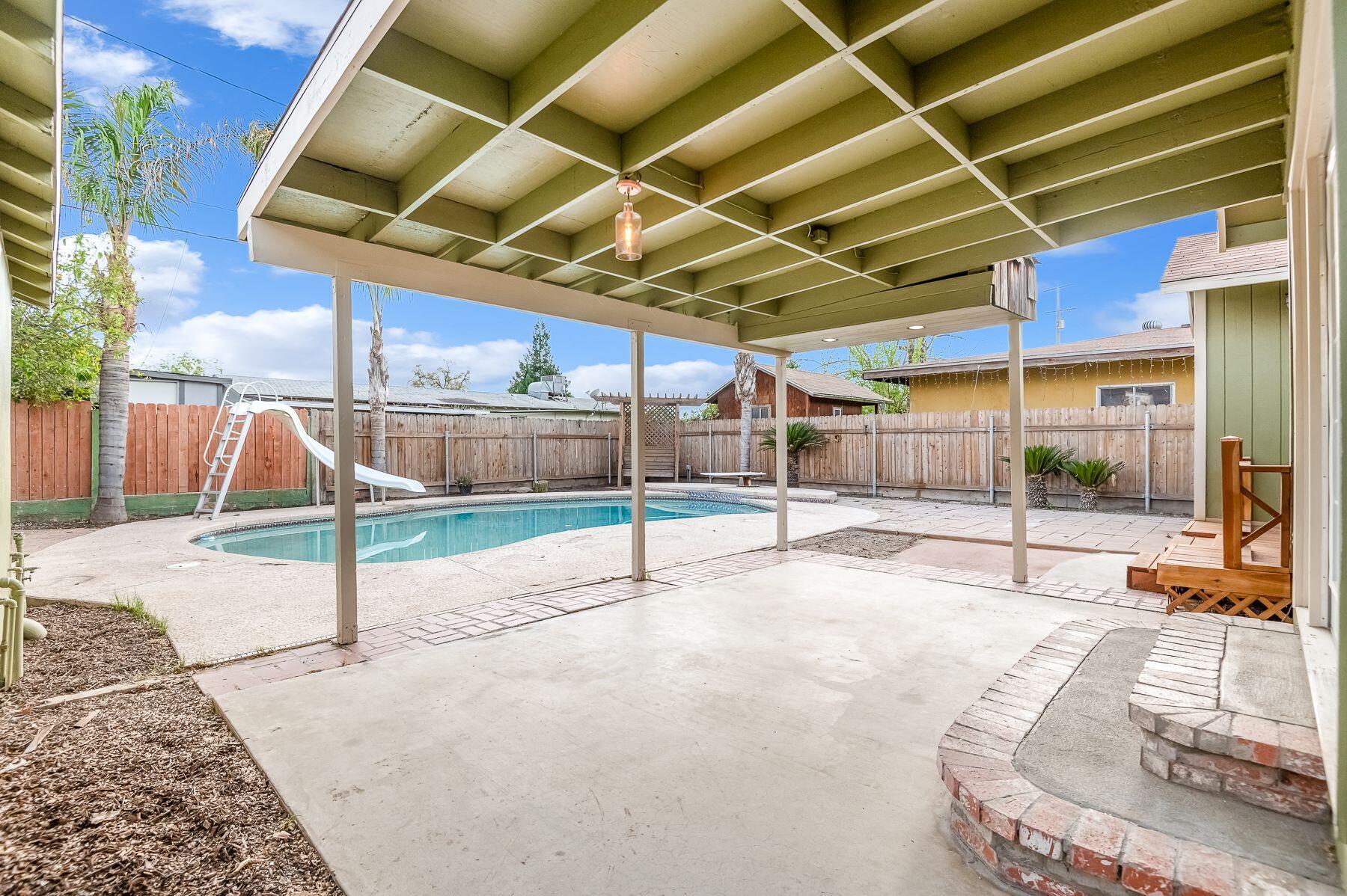 1085 E Academy Avenue