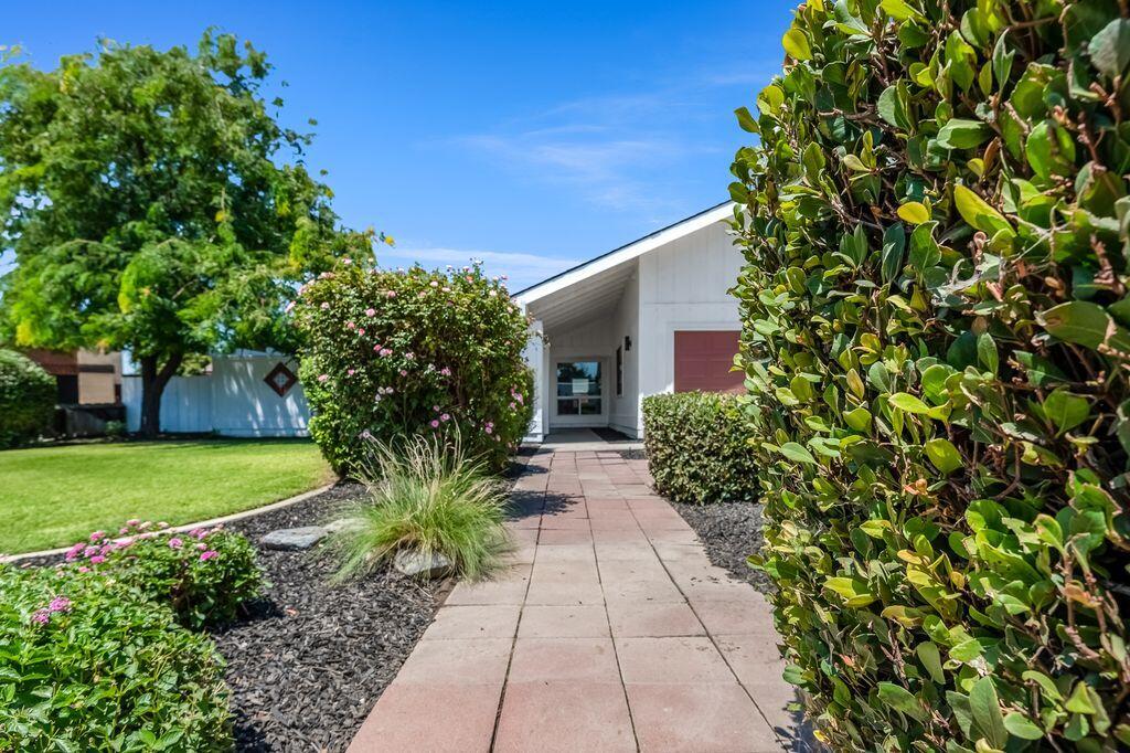 3419 S Vickie Ct. Court