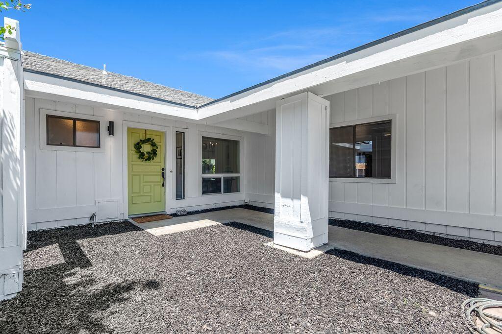 3419 S Vickie Ct. Court