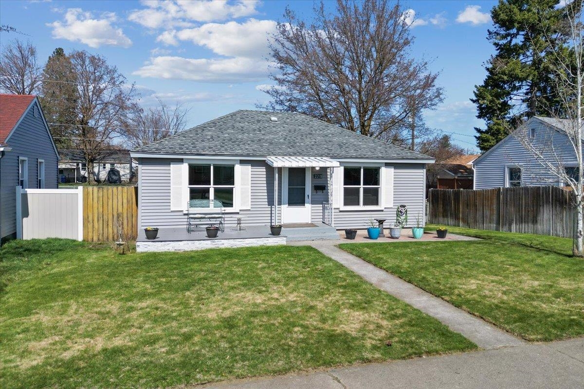 2218 W Queen Ave