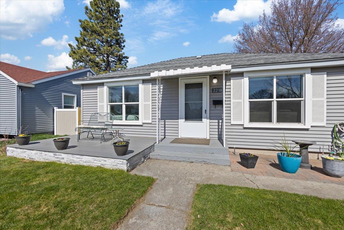 2218 W Queen Ave