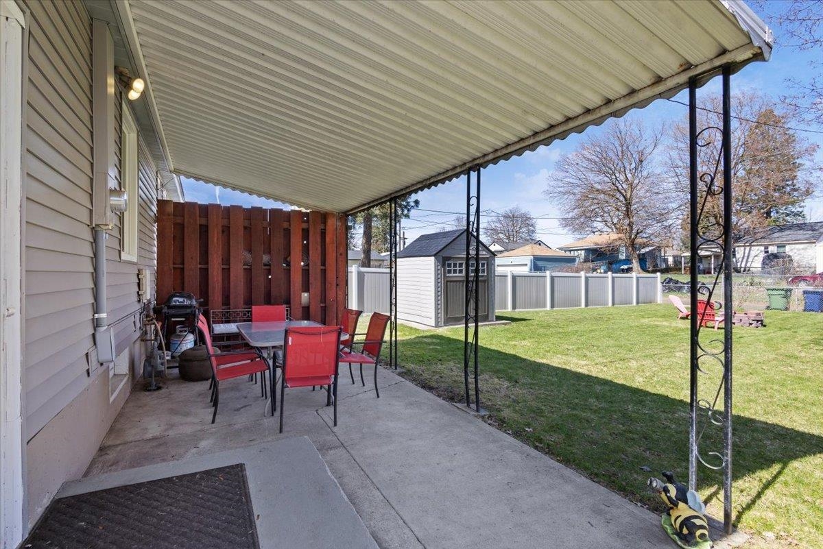 2218 W Queen Ave