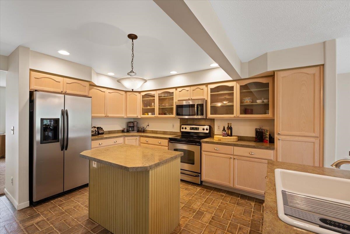 8927 E South Riverway Ave