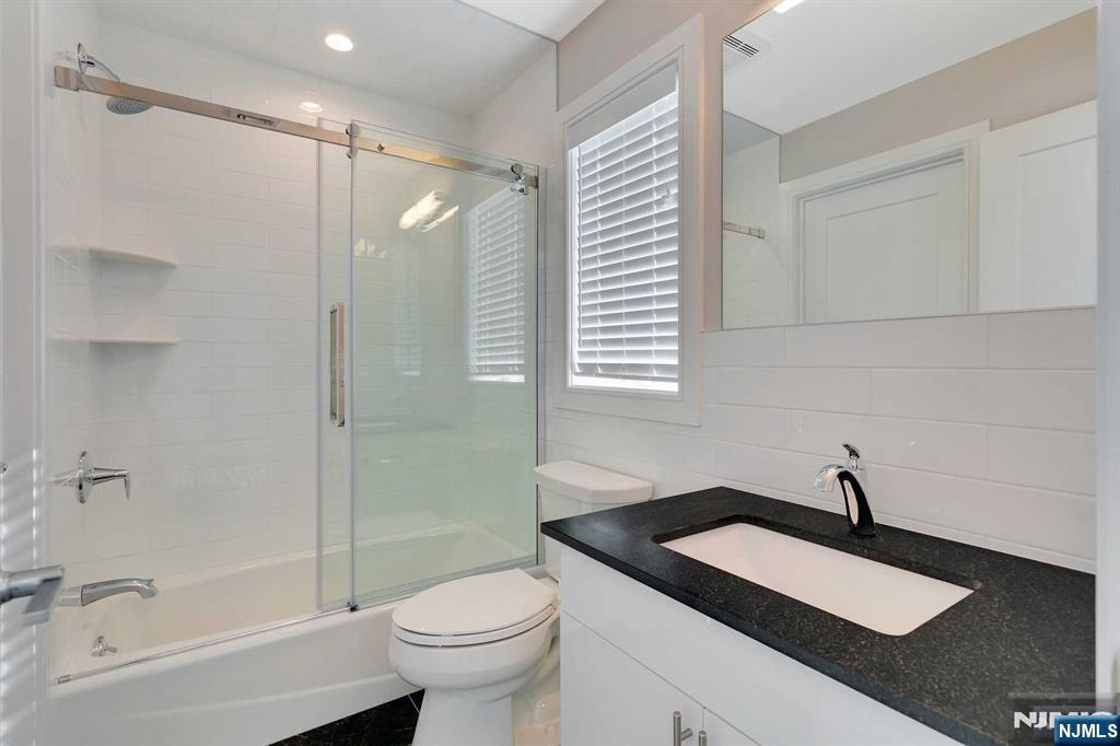 1547 B 11th B