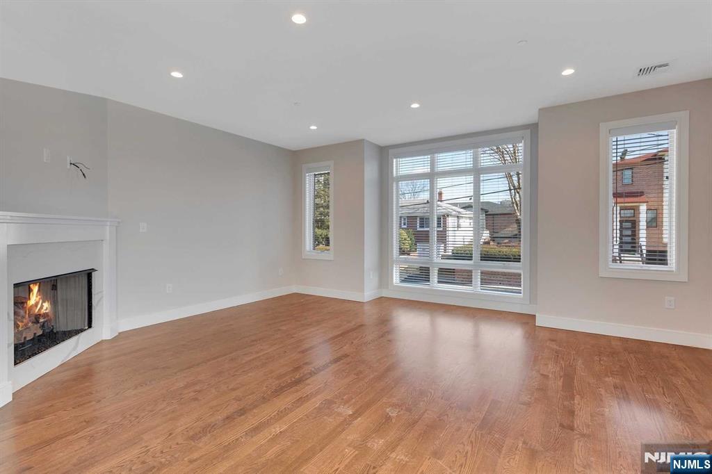 1547 B 11th B