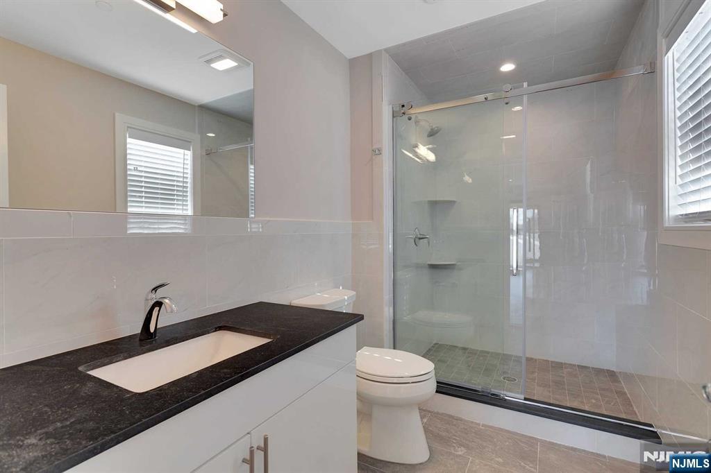 1547 B 11th B