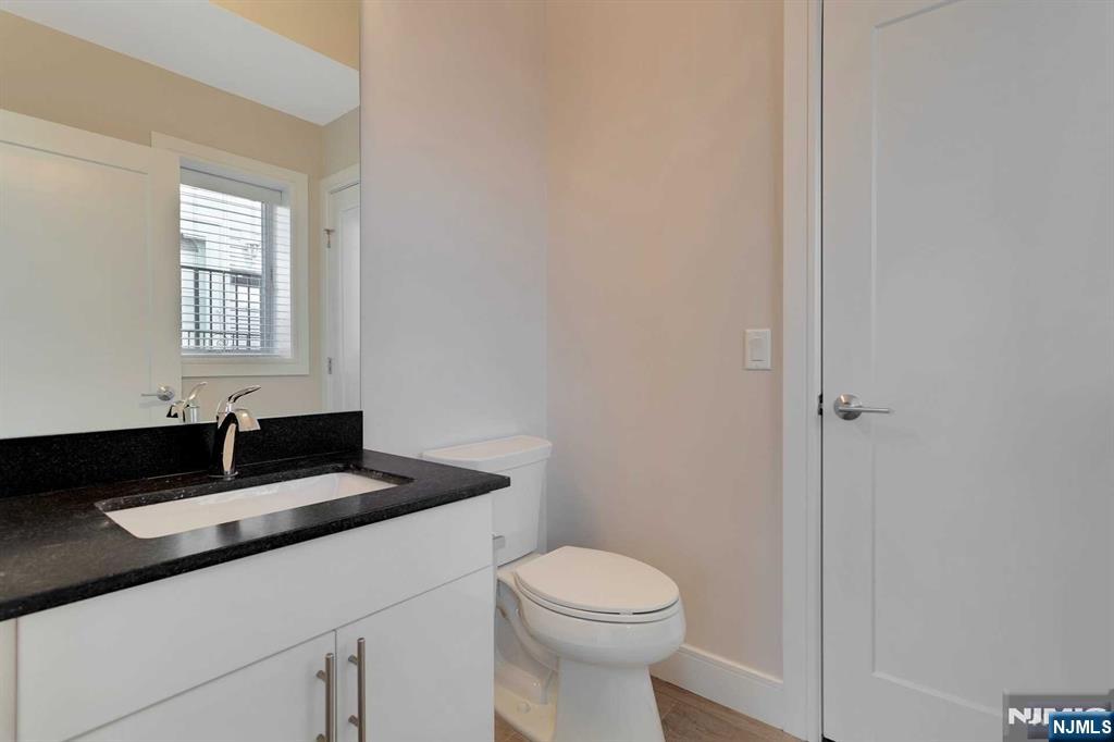 1547 B 11th B