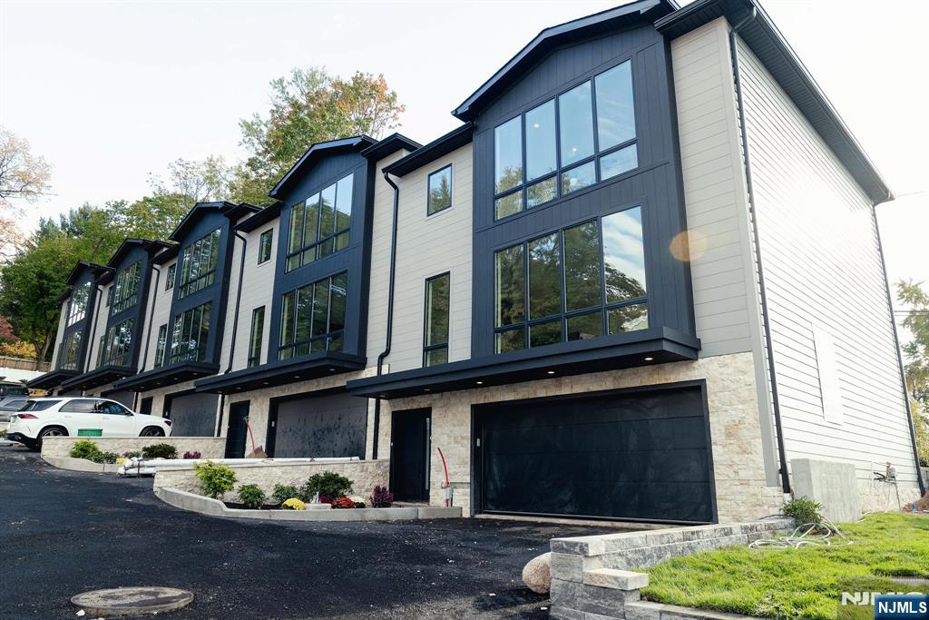 401 Grand Avenue 401