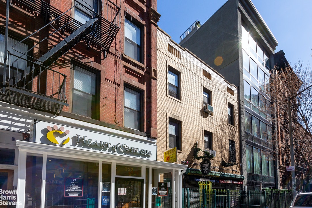 255 W 18TH Street NA