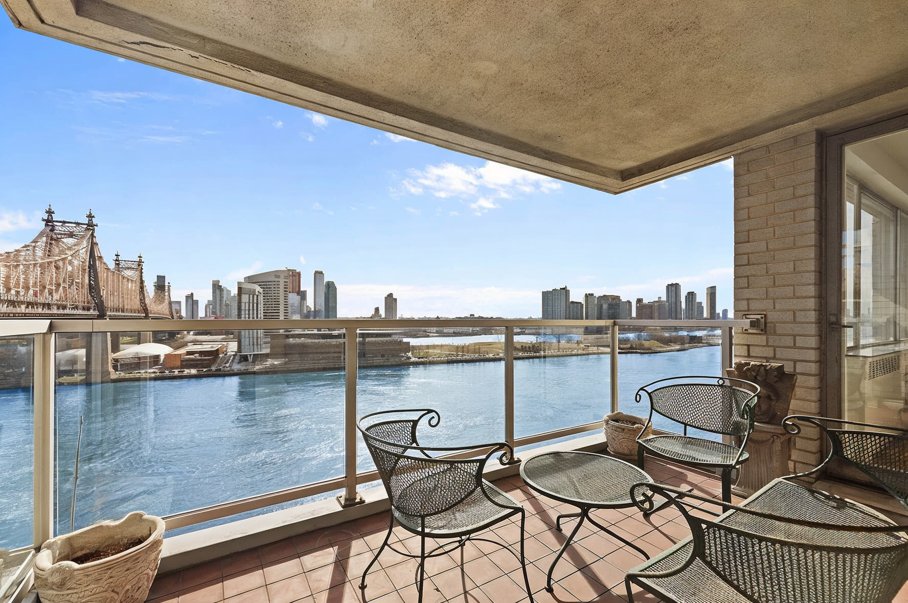 35 SUTTON Place 11A