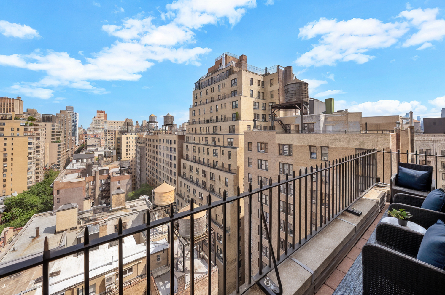 140 RIVERSIDE Drive 17LN