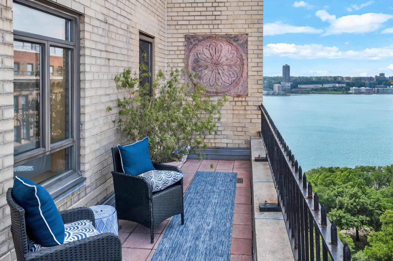 140 RIVERSIDE Drive 17LN