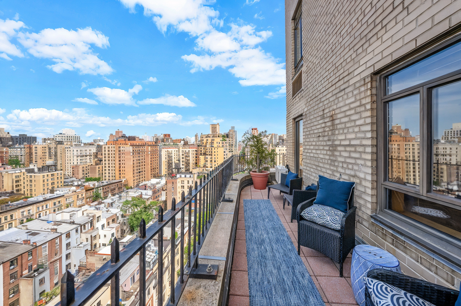 140 RIVERSIDE Drive 17LN