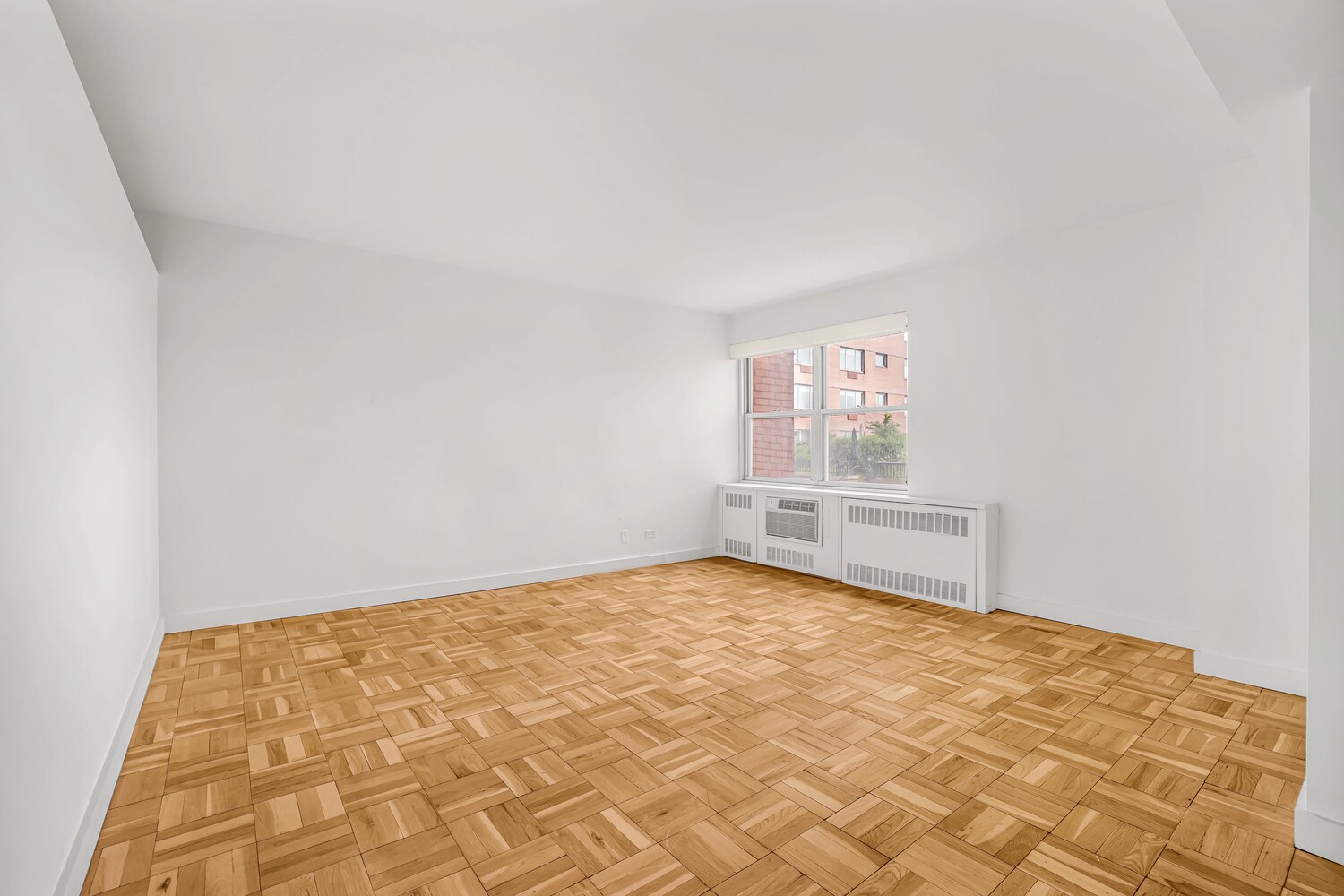 25 SUTTON Place S 2L