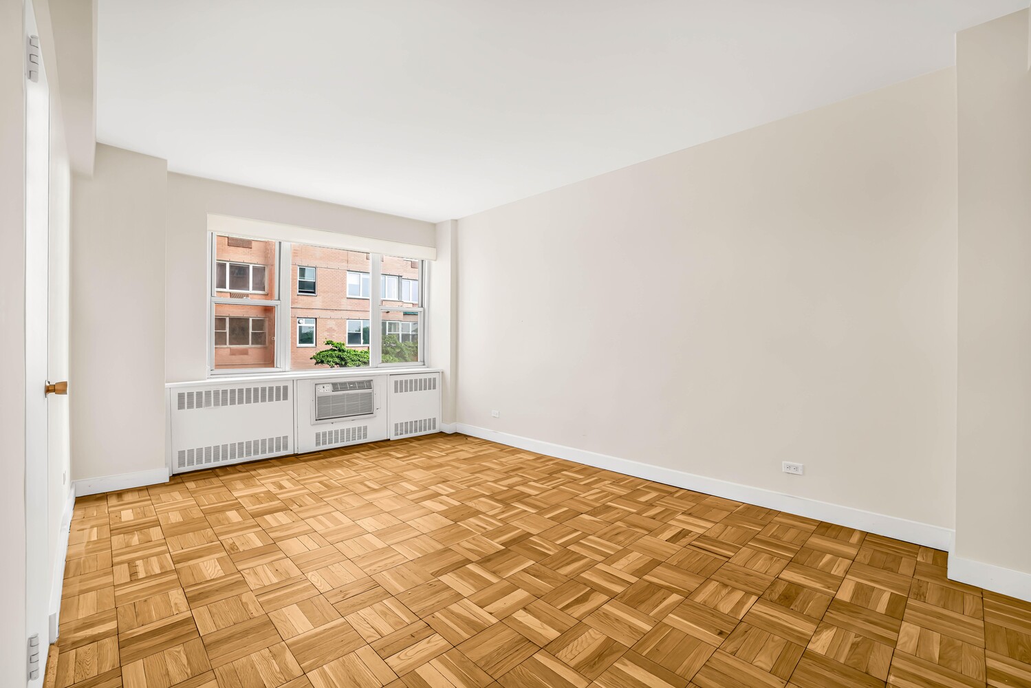 25 SUTTON Place S 2L