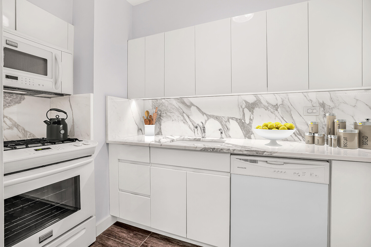 25 SUTTON Place S 2L