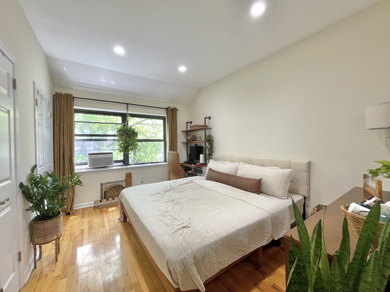 257 W 91ST Street 4E