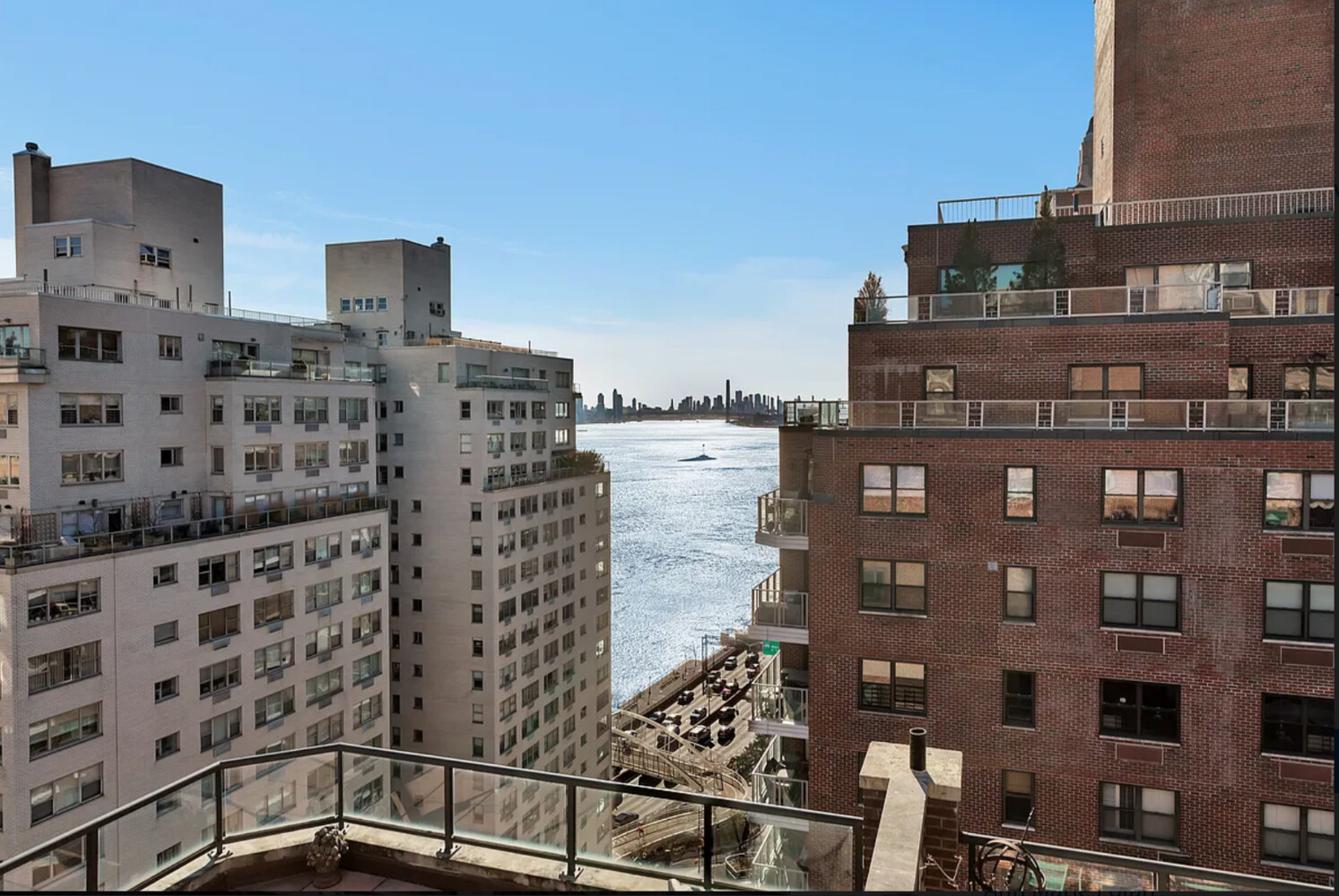 36 SUTTON Place S MAISONETTE