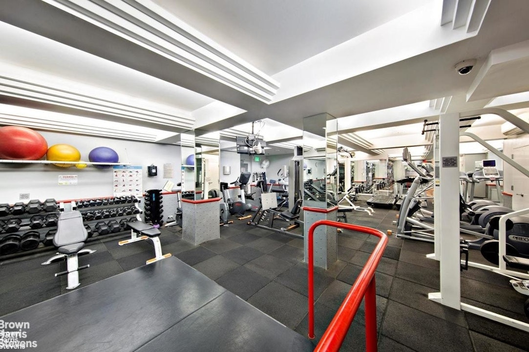 11 RIVERSIDE Drive 10PE