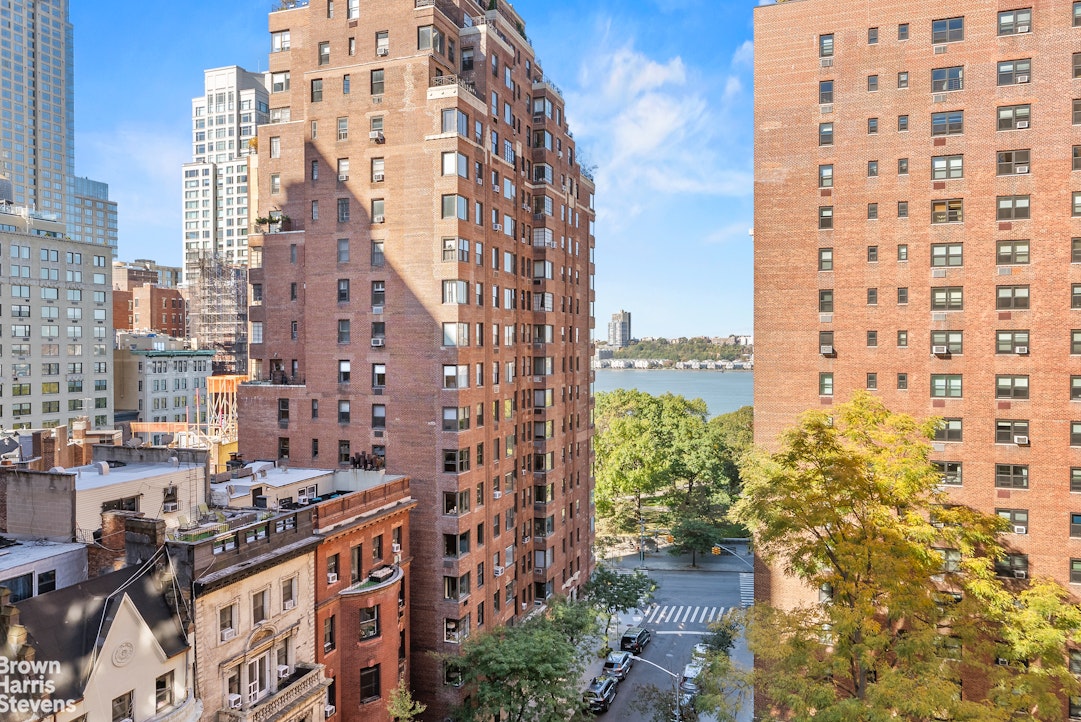 11 RIVERSIDE Drive 10PE