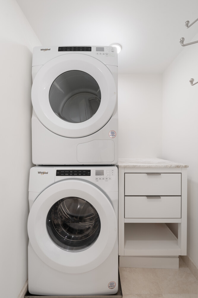 160 CENTRAL Park S 1817