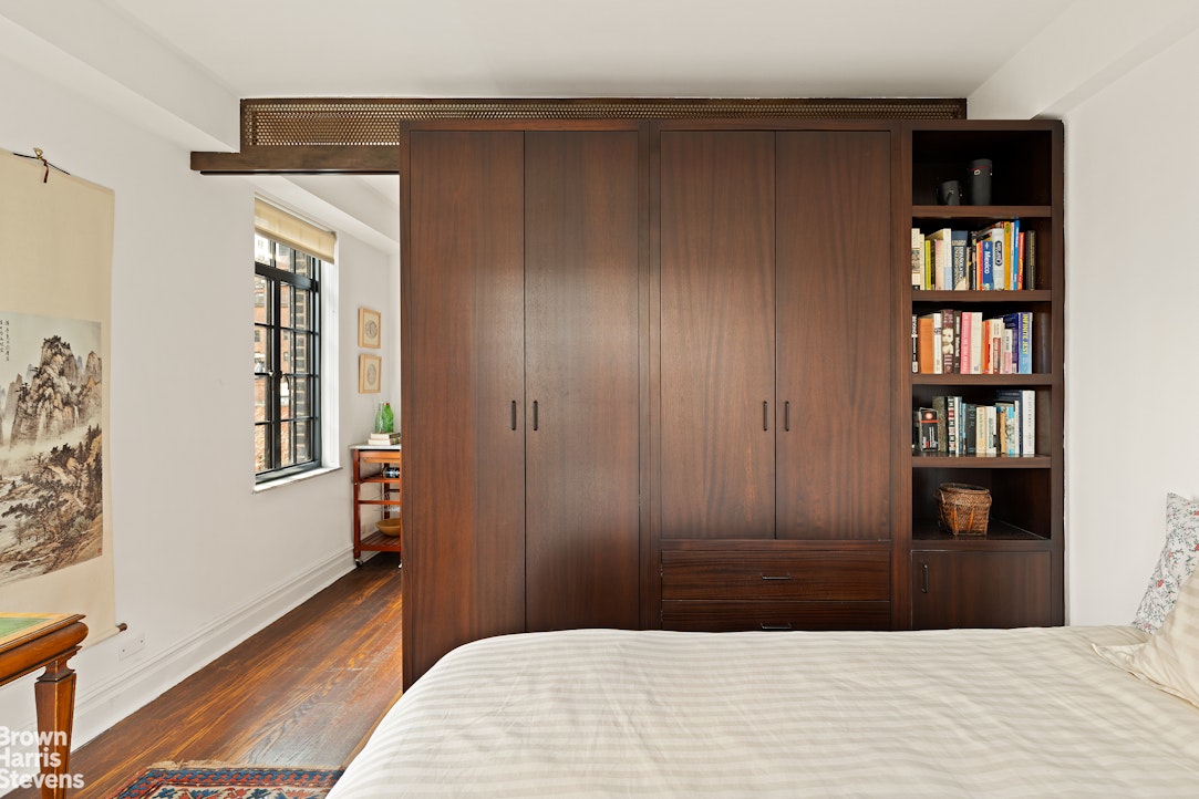 320 E 42ND Street 1001
