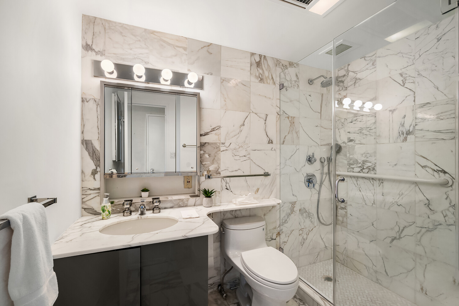 860 UNITED NATIONS Plaza 27/28C