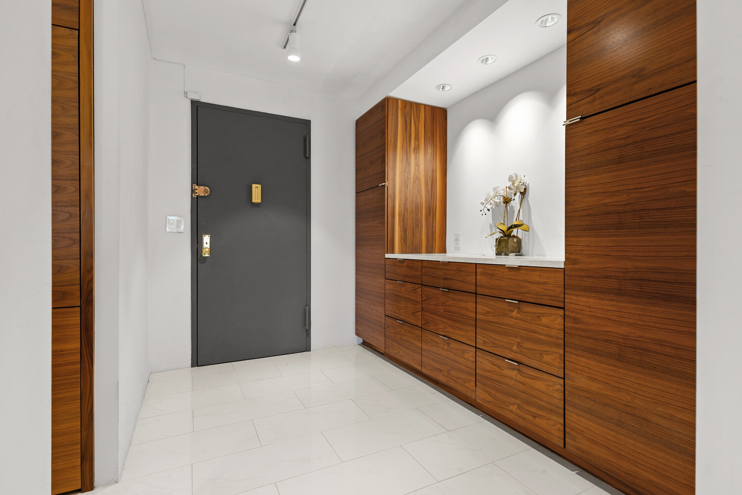 305 E 24TH Street 20M