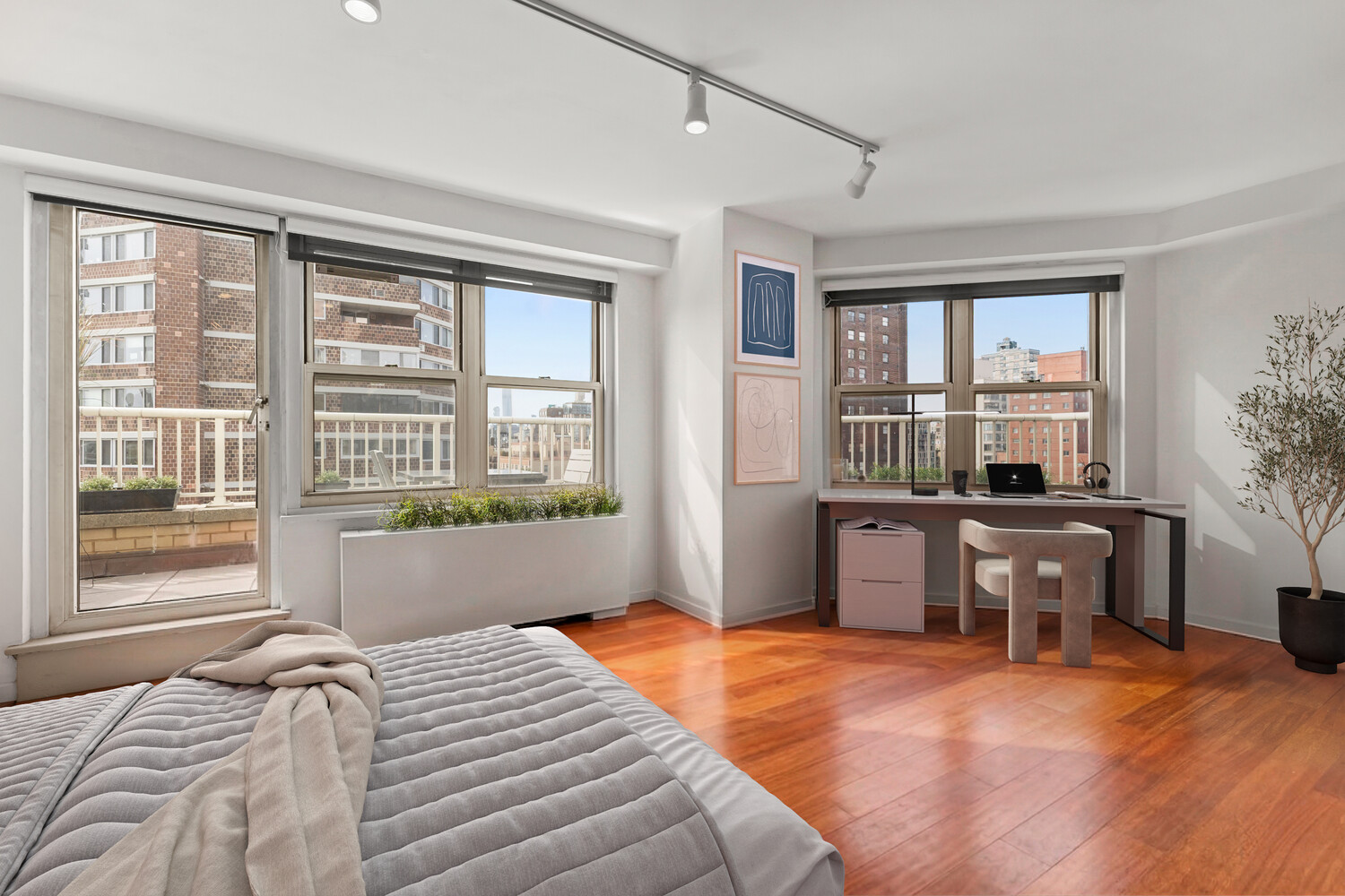 305 E 24TH Street 20M