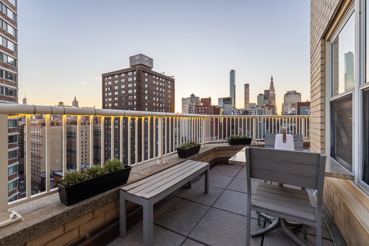 305 E 24TH Street 20M
