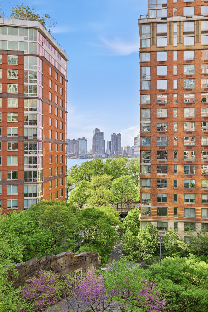 210 WARREN Street 8I