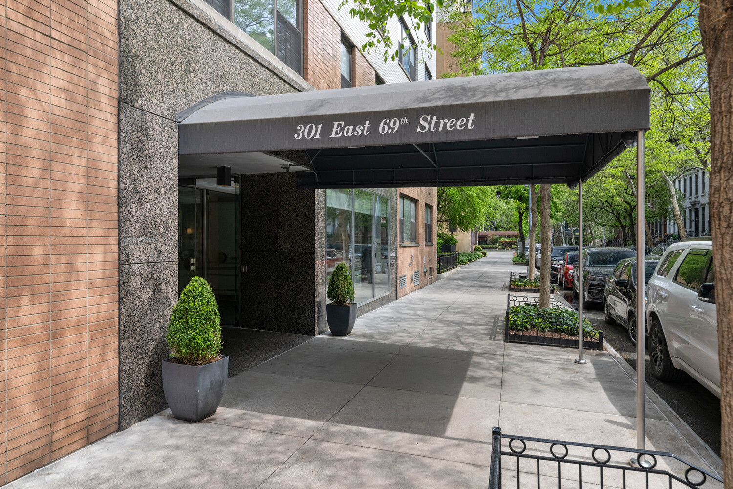 301 E 69TH Street 4K